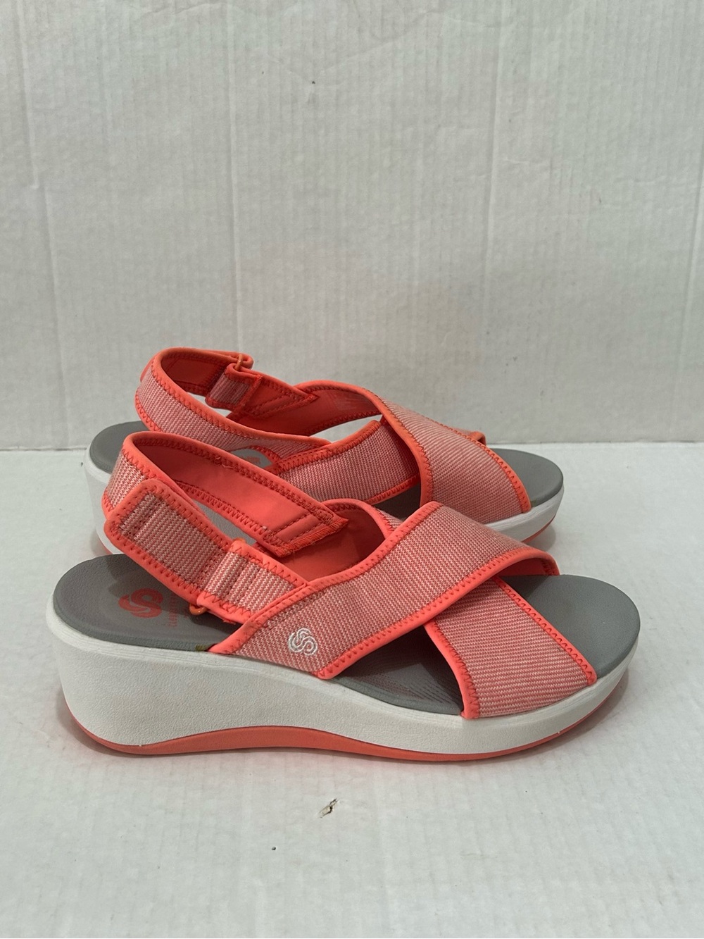 Clarks Cloudsteppers sz 8.5  coral strappy step cali wedge
sandal resort summer